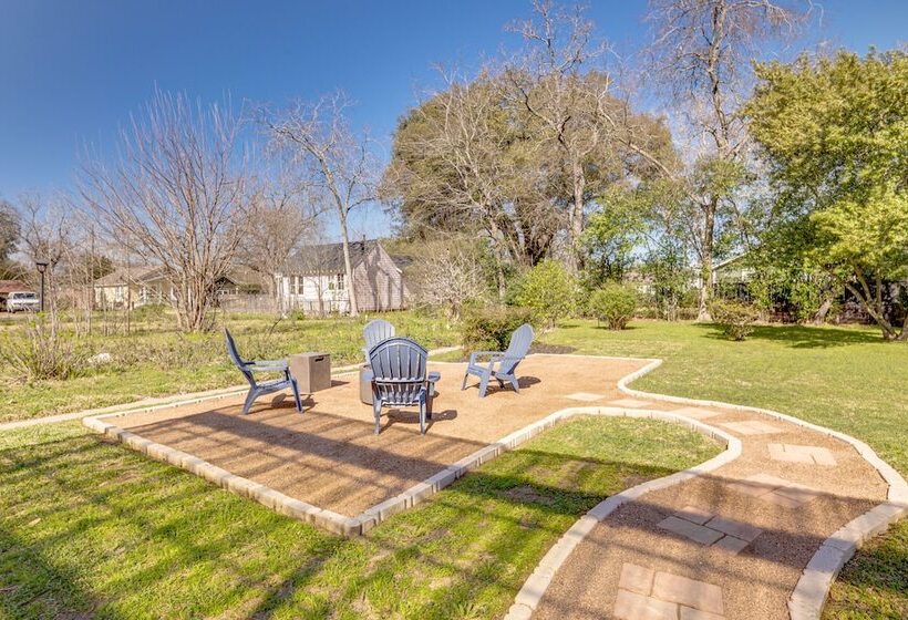 Pet Friendly Tomball Cottage: Steps To Downtown!