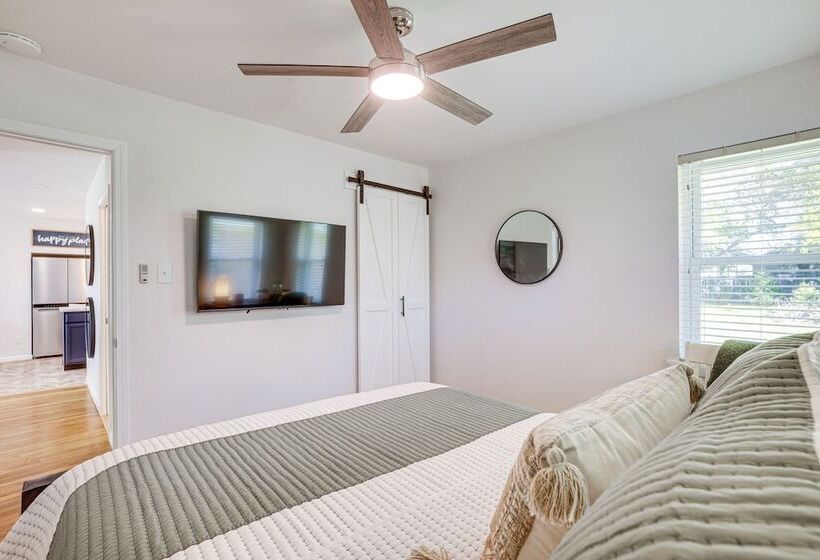 Pet Friendly Tomball Cottage: Steps To Downtown!