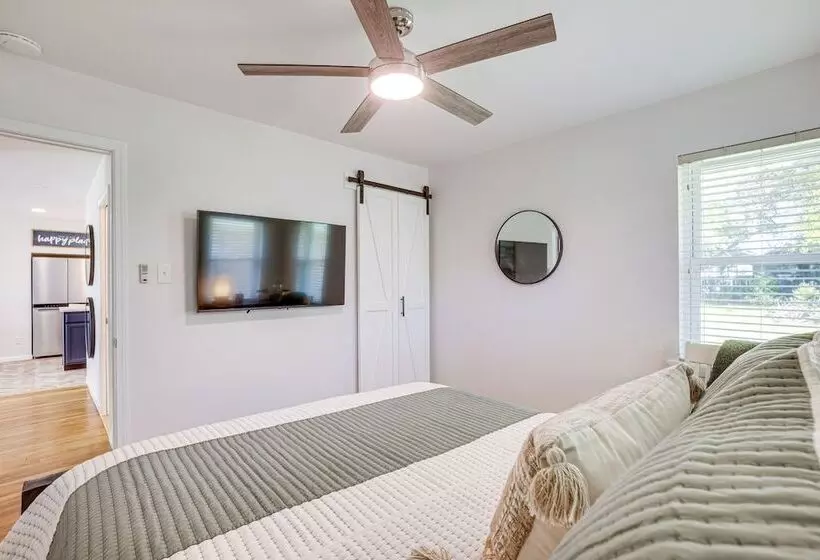 Pet Friendly Tomball Cottage: Steps To Downtown!