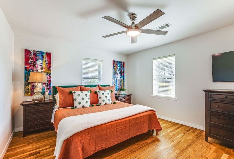 Pet Friendly Tomball Cottage: Steps To Downtown!