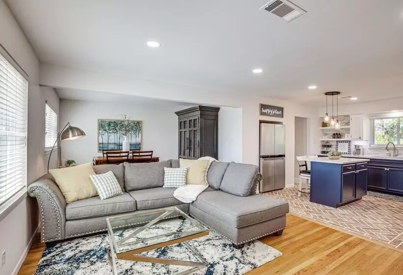 Pet Friendly Tomball Cottage: Steps To Downtown!