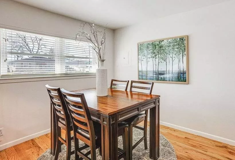 Pet Friendly Tomball Cottage: Steps To Downtown!