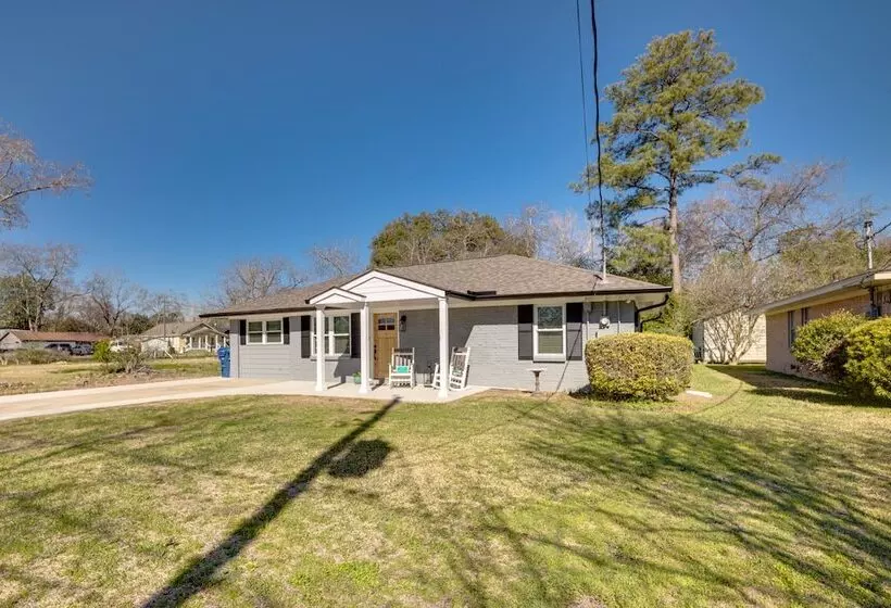 Pet Friendly Tomball Cottage: Steps To Downtown!