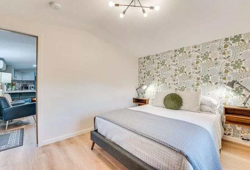 Near Majek Vineyard: Private Schulenburg Cabin