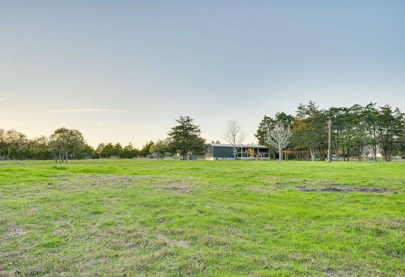 Near Majek Vineyard: Private Schulenburg Cabin