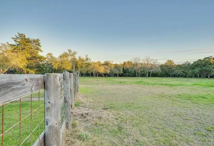 Near Majek Vineyard: Private Schulenburg Cabin