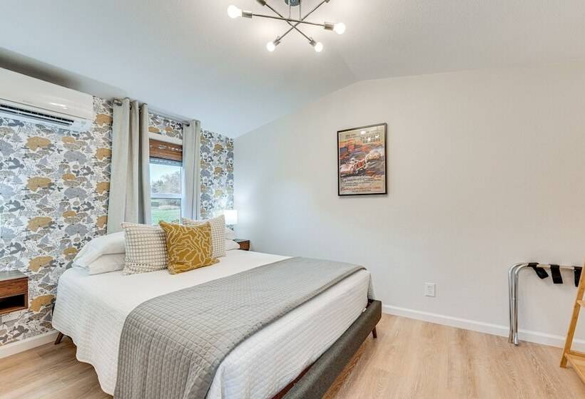 Near Majek Vineyard: Private Schulenburg Cabin