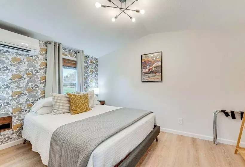 Near Majek Vineyard: Private Schulenburg Cabin