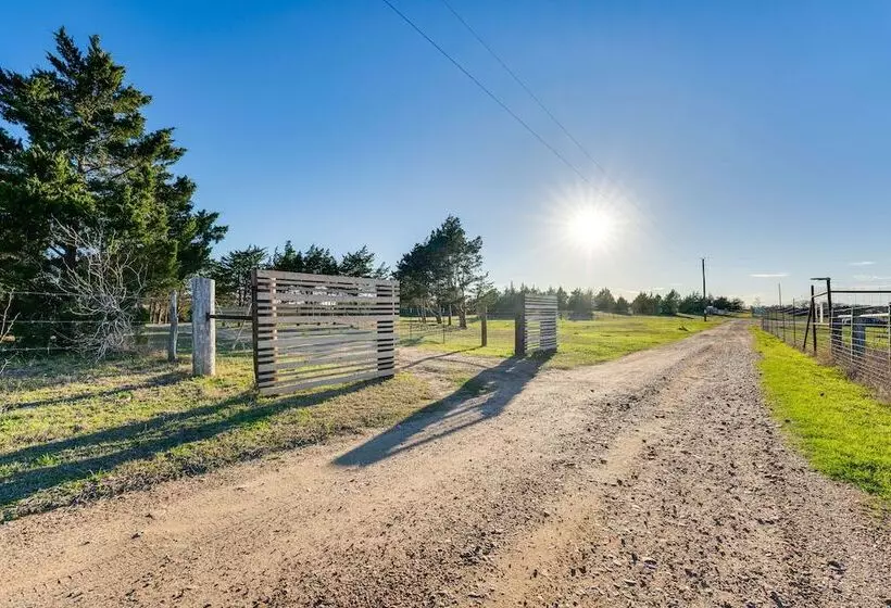 Near Majek Vineyard: Private Schulenburg Cabin