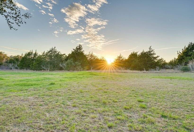 Near Majek Vineyard: Private Schulenburg Cabin