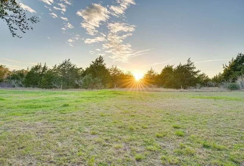 Near Majek Vineyard: Private Schulenburg Cabin