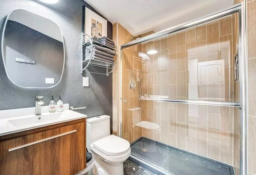 Near Majek Vineyard: Private Schulenburg Cabin