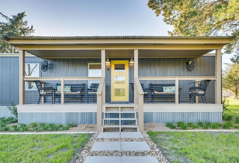 Near Majek Vineyard: Private Schulenburg Cabin