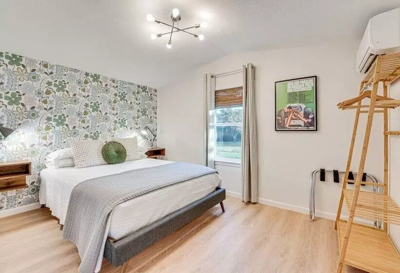 Near Majek Vineyard: Private Schulenburg Cabin