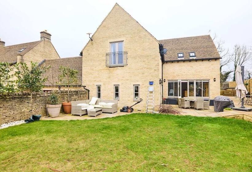 The Bourton On The Water Place   Lovely 5bdr House With Parking + Garden
