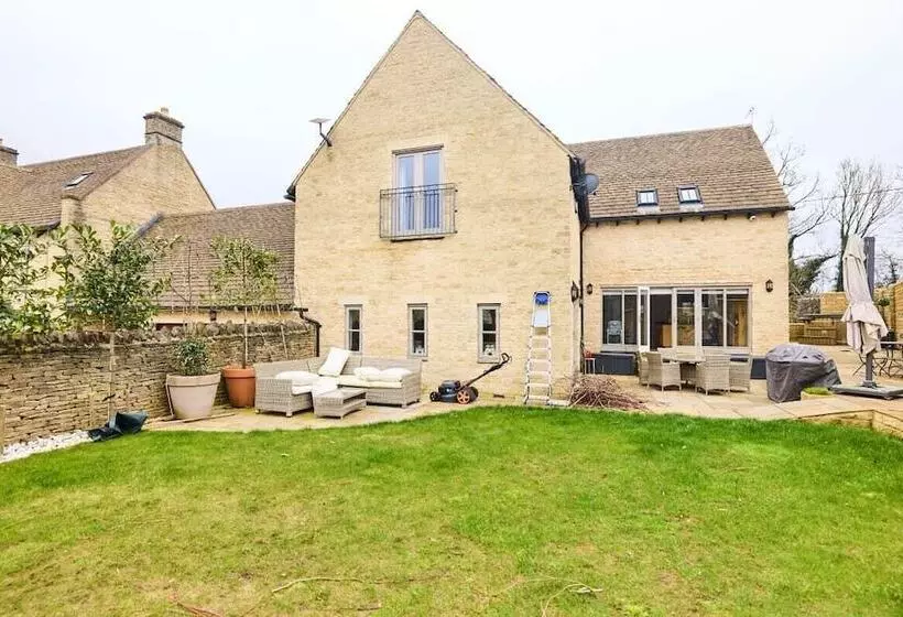 The Bourton On The Water Place   Lovely 5bdr House With Parking + Garden