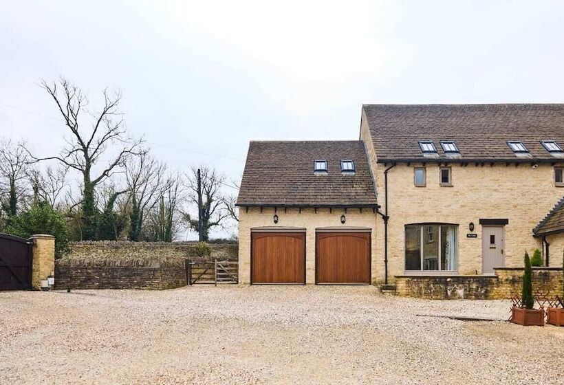 The Bourton On The Water Place   Lovely 5bdr House With Parking + Garden