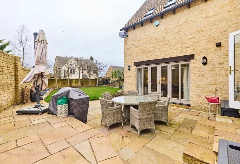 The Bourton On The Water Place   Lovely 5bdr House With Parking + Garden