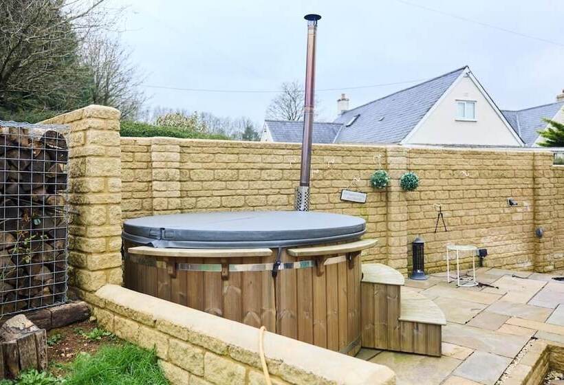 The Bourton On The Water Place   Lovely 5bdr House With Parking + Garden