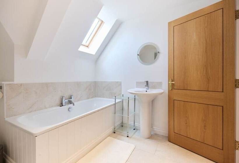 The Bourton On The Water Place   Lovely 5bdr House With Parking + Garden