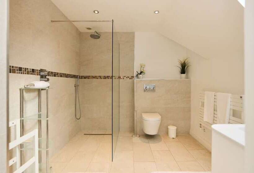 The Bourton On The Water Place   Lovely 5bdr House With Parking + Garden