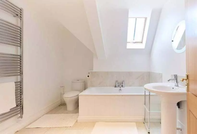 The Bourton On The Water Place   Lovely 5bdr House With Parking + Garden