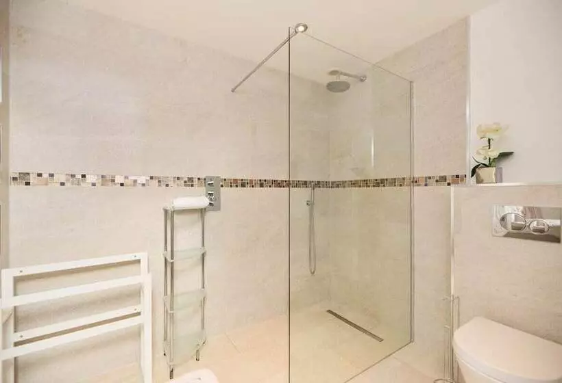The Bourton On The Water Place   Lovely 5bdr House With Parking + Garden