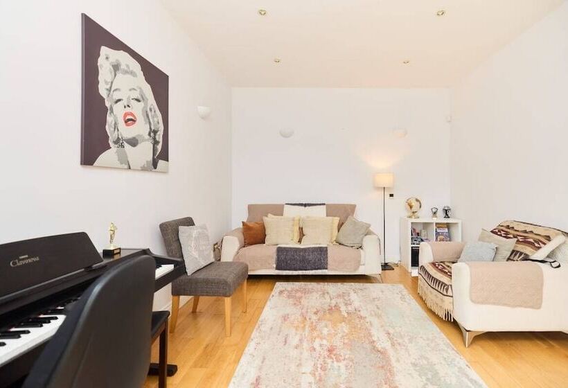 The Bourton On The Water Place   Lovely 5bdr House With Parking + Garden