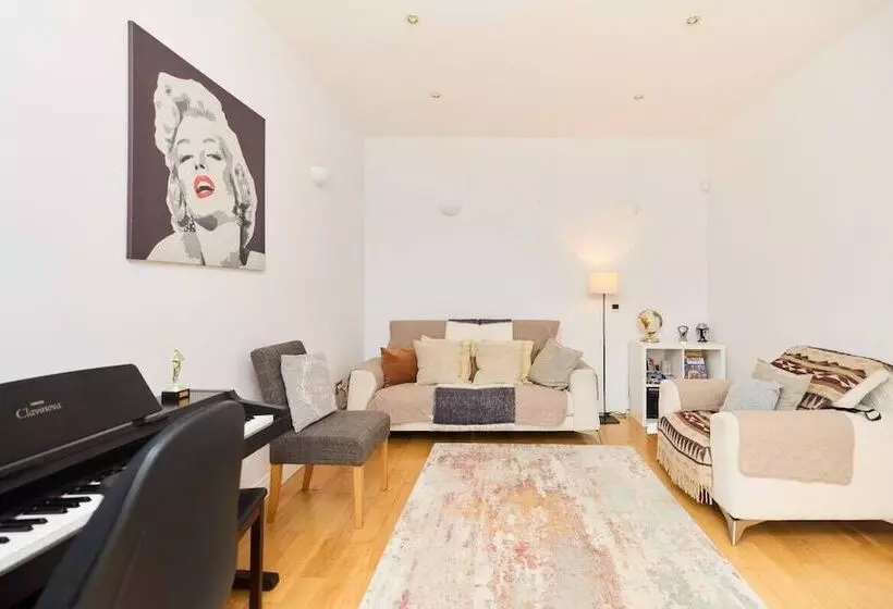 The Bourton On The Water Place   Lovely 5bdr House With Parking + Garden
