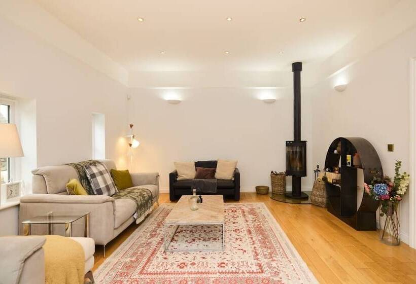 The Bourton On The Water Place   Lovely 5bdr House With Parking + Garden