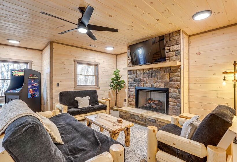 Cabin W/ Hot Tub & Sauna: 5 Mi To Dtwn Blue Ridge!