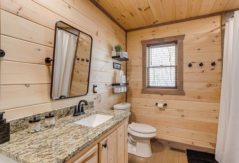 Cabin W/ Hot Tub & Sauna: 5 Mi To Dtwn Blue Ridge!
