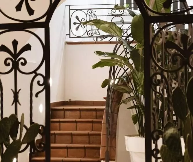 Hotelli Albergo Diffuso Dimora Rossi Charme B&b