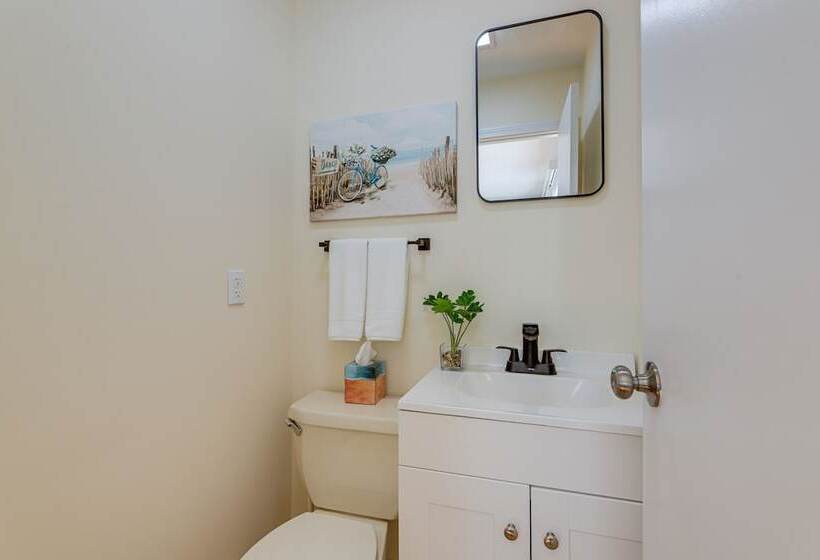 Niantic Duplex W/ Deck < 1 Mi To Beach + Boardwalk