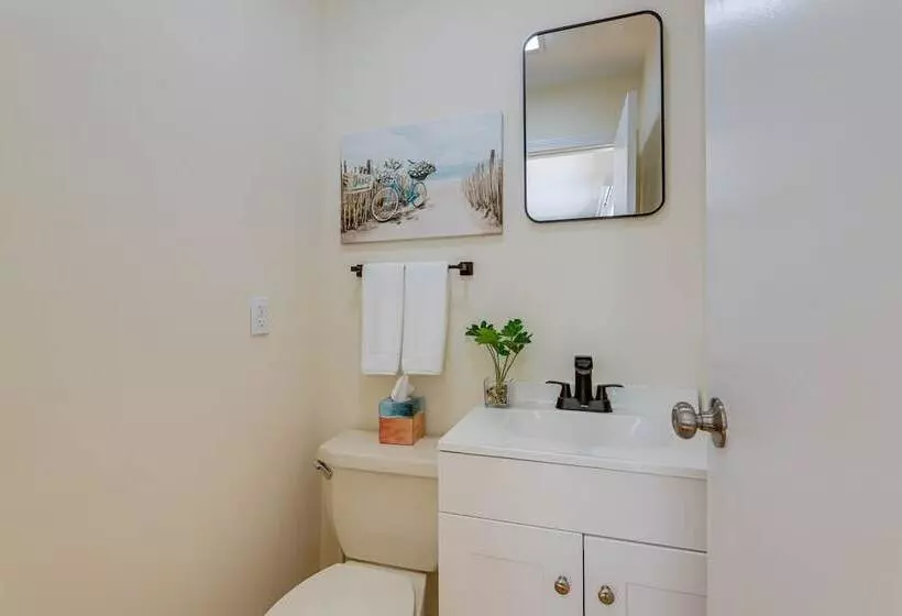 Niantic Duplex W/ Deck < 1 Mi To Beach + Boardwalk