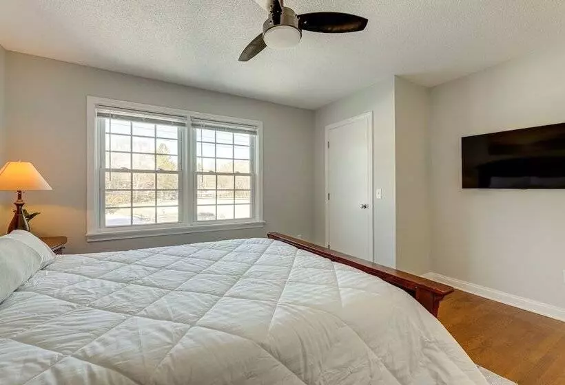 Niantic Duplex W/ Deck < 1 Mi To Beach + Boardwalk