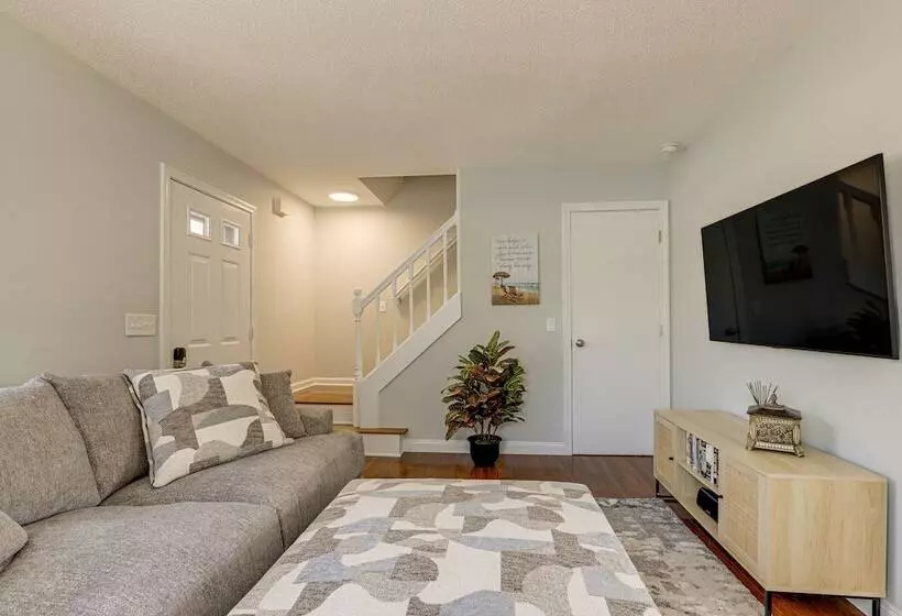 Niantic Duplex W/ Deck < 1 Mi To Beach + Boardwalk