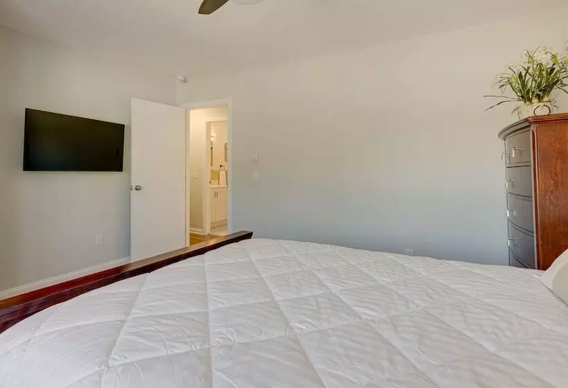 Niantic Duplex W/ Deck < 1 Mi To Beach + Boardwalk