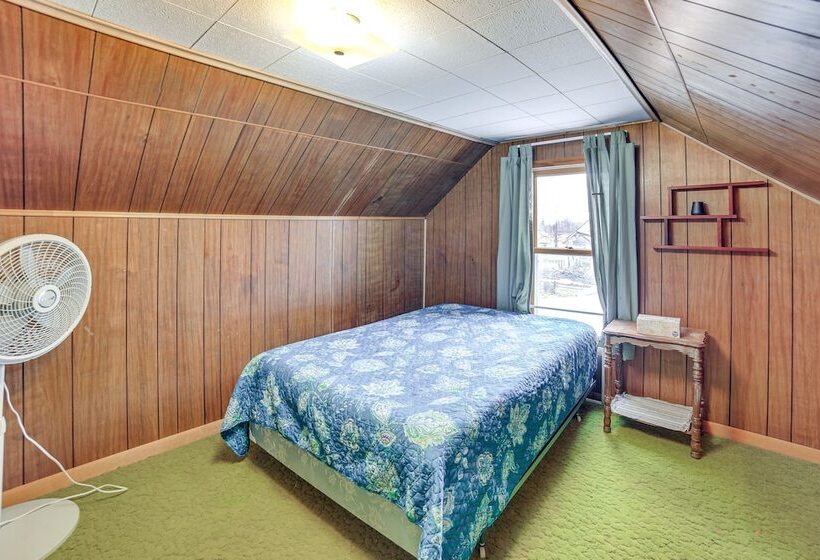 Peaceful Channing Retreat: 3 Mi To Lake Access!