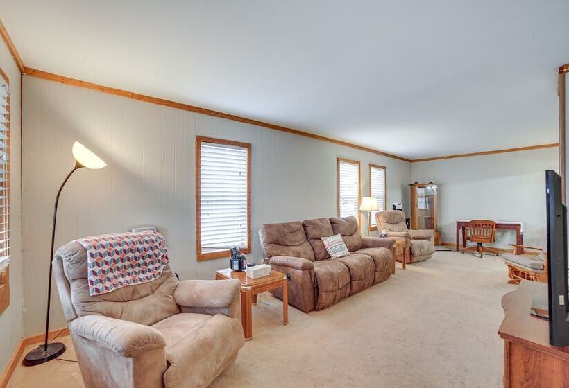 Peaceful Channing Retreat: 3 Mi To Lake Access!