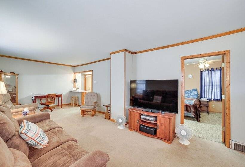 Peaceful Channing Retreat: 3 Mi To Lake Access!