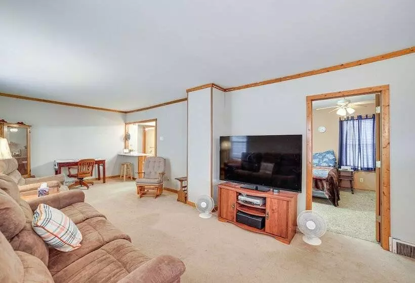 Peaceful Channing Retreat: 3 Mi To Lake Access!