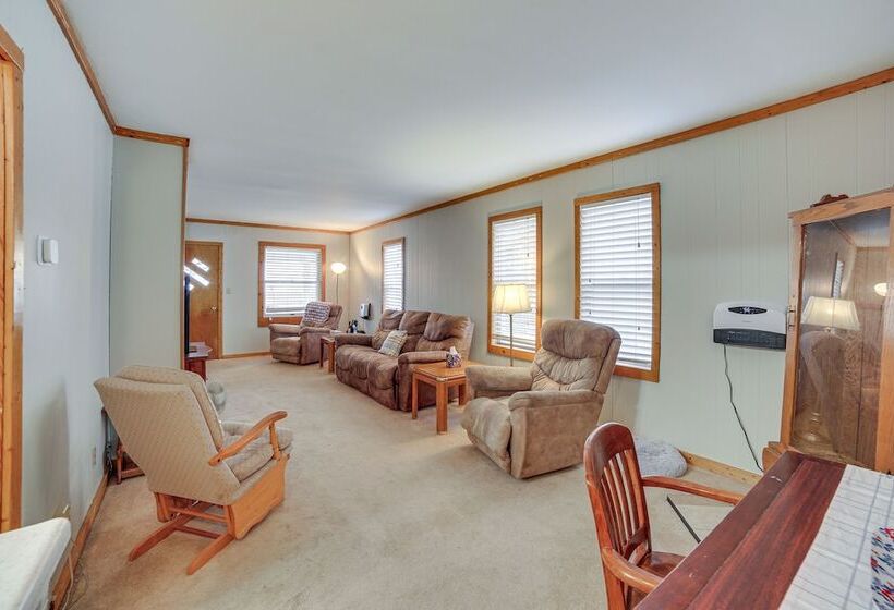 Peaceful Channing Retreat: 3 Mi To Lake Access!