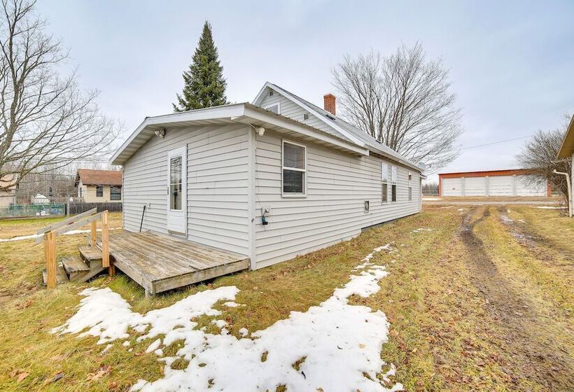 Peaceful Channing Retreat: 3 Mi To Lake Access!