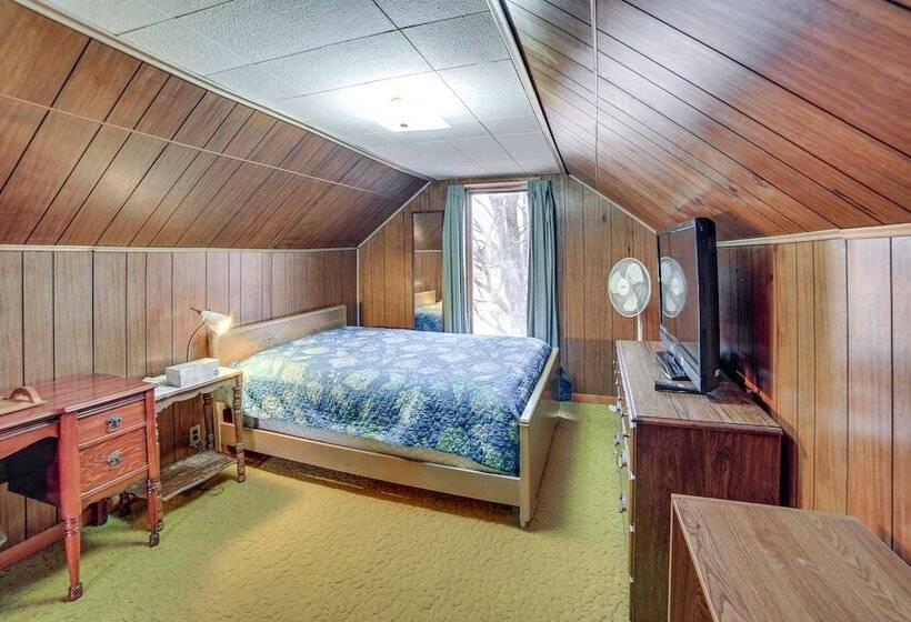 Peaceful Channing Retreat: 3 Mi To Lake Access!