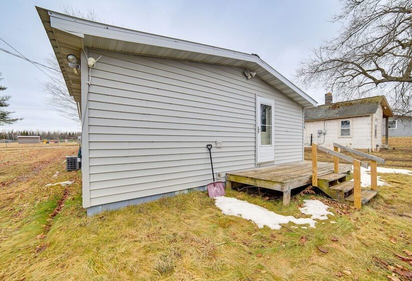 Peaceful Channing Retreat: 3 Mi To Lake Access!