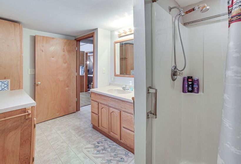 Peaceful Channing Retreat: 3 Mi To Lake Access!