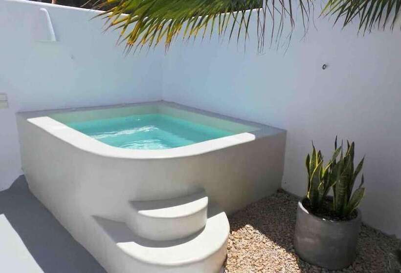 Majatalo Cave At White Rock