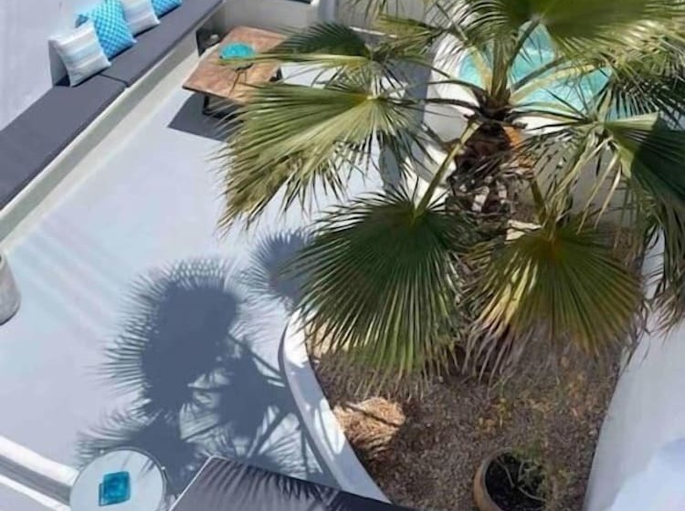 Majatalo Cave At White Rock