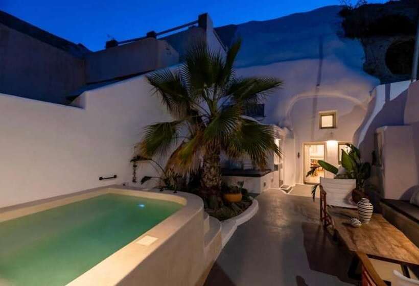 Majatalo Cave At White Rock